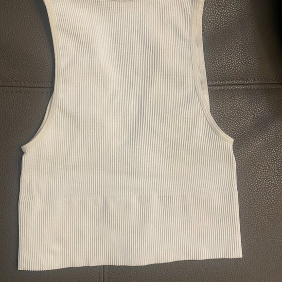 Out From Under Hailey Seamless Plunge Cropped Tank Top - Picture 2 of 2